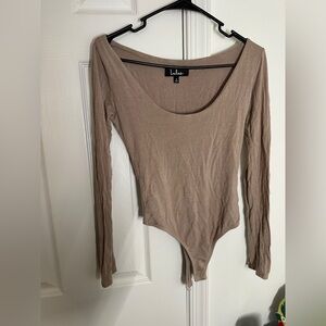 Lulu’s taupe long sleeve scoop neck body suit